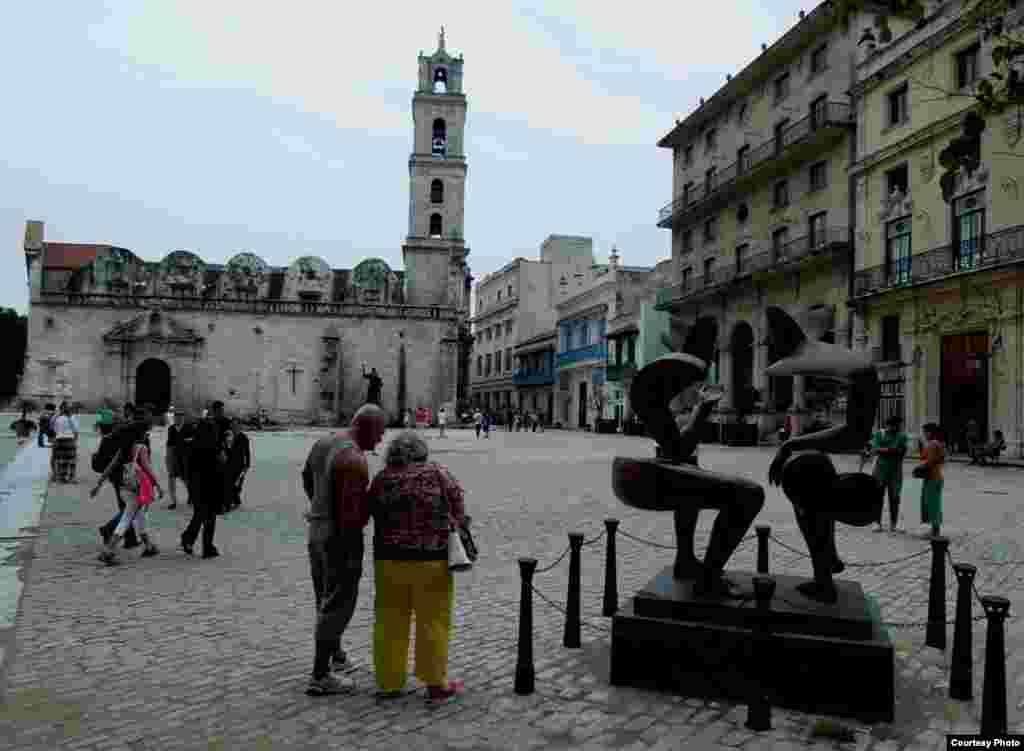 Quảng trường ở Thủ đô Havana (ảnh Bùi Văn Phú)