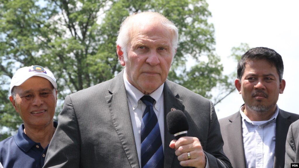 លោក Steve Chabot សមាជិក​រដ្ឋសភាមួយរូប​ក្នុងចំណោមពីររូប​ ដែល​បាន​មក​ផ្តល់​ការ​គាំទ្រ​នៅទីលាន​បាតុកម្ម ​ហើយ​ប្តេជ្ញា​ថា នឹង​រួម​ជាមួយ​ពលរដ្ឋ​កម្ពុជា​ ដើម្បីស្តារ​ប្រជាធិបតេយ្យ​កម្ពុជា​ឡើងវិញ នៅ​ថ្ងៃទី១៧ ខែកក្កដា ឆ្នាំ២០១៩។ (ទែន សុខស្រីនិត/VOA)