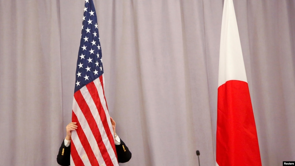 美国与日本国旗(photo:VOA)