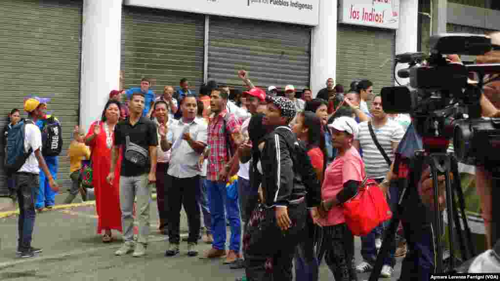 Los seguidores del presidente Nicolás Maduro gritaban consignas contra Leopoldo López a las afueras del Palacio cuando se celebró la sexta audiencia de juicio en su contra. 