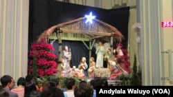 Miniatur kelahiran Isa Almasih di Gereja Katedral Jakarta, Jumat, 25 Desember 2015. (VOA/Andylala)