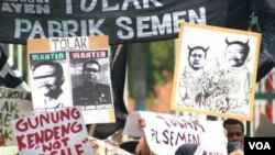 Warga Rembang dan Pati berunjuk rasa menentang rencana pendirian pabrik semen di Jawa Tengah (Foto: VOA/Ming Ming Lukiarti-JMPPK Rembang)