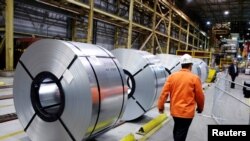 Un employé dans l'usine sidérurgique ArcelorMittal Dofasco à Hamilton, Ontario, Canada, le 13 mars 2018. REUTERS / Mark Blinch / File Photo - RC1421294110
