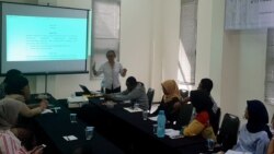 Diskusi dalam rangka Hari Perempuan Internasional di Universitas Surabaya membahas mengenai polemik RUU Ketahanan Keluarga (VOA/Petrus Riski).