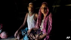 Pria Muslim Rohingya Sultan Mehmood (62) dan istrinya Haseena Begum (45) duduk di dalam tempat penampungan mereka dekat kamp pengungsi Balukhali, Bangladesh, 26 September 2017 (Foto: dok). Pasangan tersebut tinggal di kampung halaman mereka saat kekerasan meletus di Myanmar.