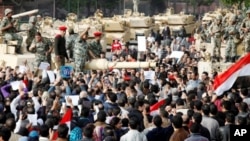 L'armée a fait montre de retenue vis-à-vis des manifestants depuis le début du soulèvement populaire