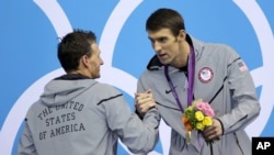 Michael Phelps suma tres oros y dos platas en Londres-2012, ocho oros en Pekín-2008 y seis oros y dos bronces en Atenas-2004.