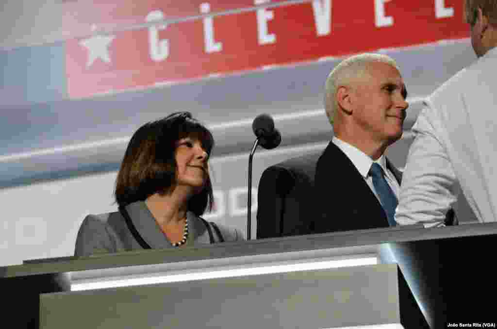 Mike Pence e a mulher prestam atenção às indicações na preparação para o discurso desta noite, 20 de Julho, na Convenção Nacional Republicana em Cleveland
