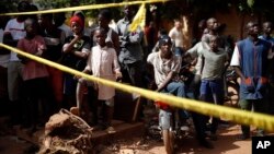 Des enfants derrière une barrière de police à l'extérieur de l'hôtel Radisson à Bamako, le 21 novembre 2015. (AP Photo/Jerome Delay)