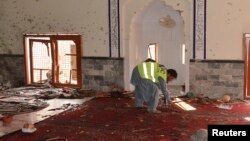 Prikupljanje dokaza u džamiji u Šikarpuru posle današnjeg bombaškog napada