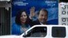 Una camioneta pasa por delante de un cartel que promociona a Daniel Ortega y su esposa Rosari Murillo como pareja presdencial el 8 de noviembre de 2021. Foto: Houston Castillo. VOA.