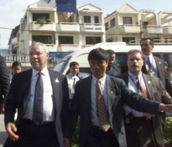 Ngoại trưởng Colin Powell trên đường phố Hà Nội, ngày 25/7/2001.