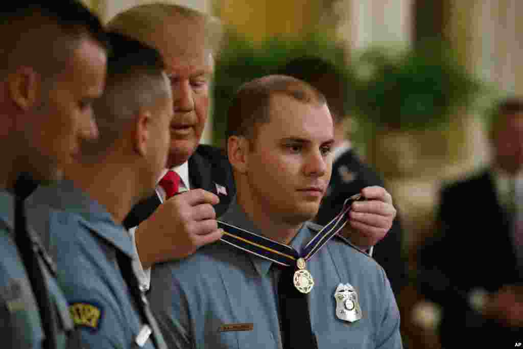 پرزیدنت ترامپ روز دوشنبه در کاخ سفید به گروهی از نظامیان و ماموران مدال افتخار اعطا کرد.&nbsp;