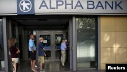 15일 그리스 아테네의 은행 자동인출기 앞에 시민들이 줄을 서 있다.
