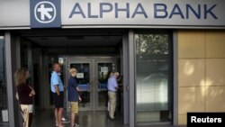 Orang-orang mengantri di ATM di luar cabang Alpha Bank di Athena, Yunani, 15 Juli 2015. Bank-bank Yunani akan tetap tutup sampai hari Kamis menurut kementerian keuangan sebelum pemilihan suara parlemen terkati rancangan reformasi.