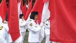 Paskibra Kota Bandung berbaris membawa berdera Merah Putih, Bandung, Sabtu, 15 Februari 2020. (Foto: RIo Tuasikal/VOA)