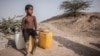 کودک یک خانواده حاشیه‌نشین در بندر چابهار که از آب آشامیدنی سالم محروم است