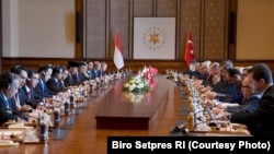 Delegasi Indonesia yang dipimpin oleh Presiden Joko Widodo bertemu dengan Presiden Turki Reccep Tayyip Erdogan di Istana Kepresidenan Turki, di Ankara, 6 Juli 2017 (Foto : Setpres RI)