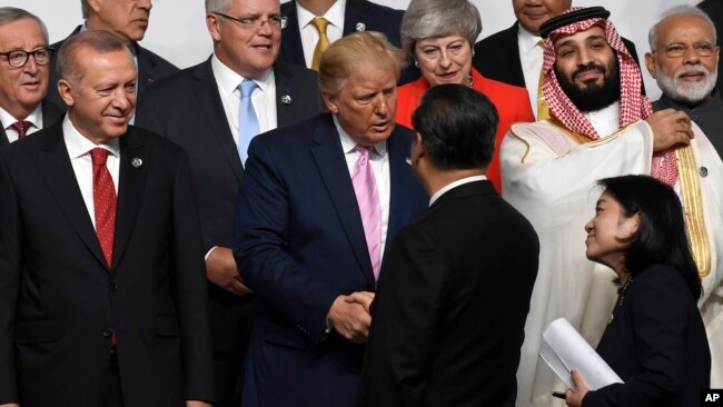 2019年6月28日在日本大阪举行的20国集团峰会上特朗普总统与中国国家主席习近平握手