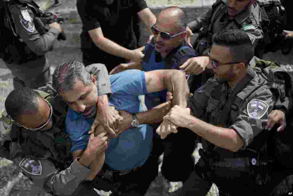 Israeli border police men scuffle with a Palestinian man at Damascus Gate of Jerusalem&#39;s Old City ahead of Friday prayers, Oct. 23, 2015.