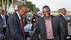 肯尼亚总统肯雅塔（左）10月12日与肯尼亚副总统卢托握手
