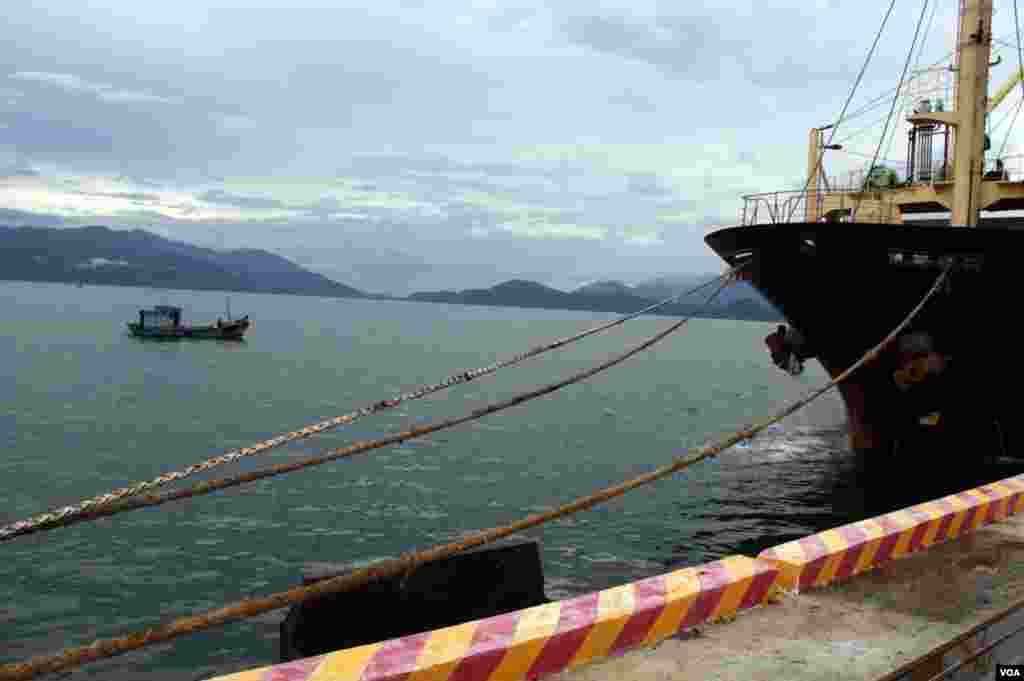 Sebuah kapal nelayan dari Vietnam berlayar melintasi Pelabuhan Cam Ranh. (D. Schearf/VOA)