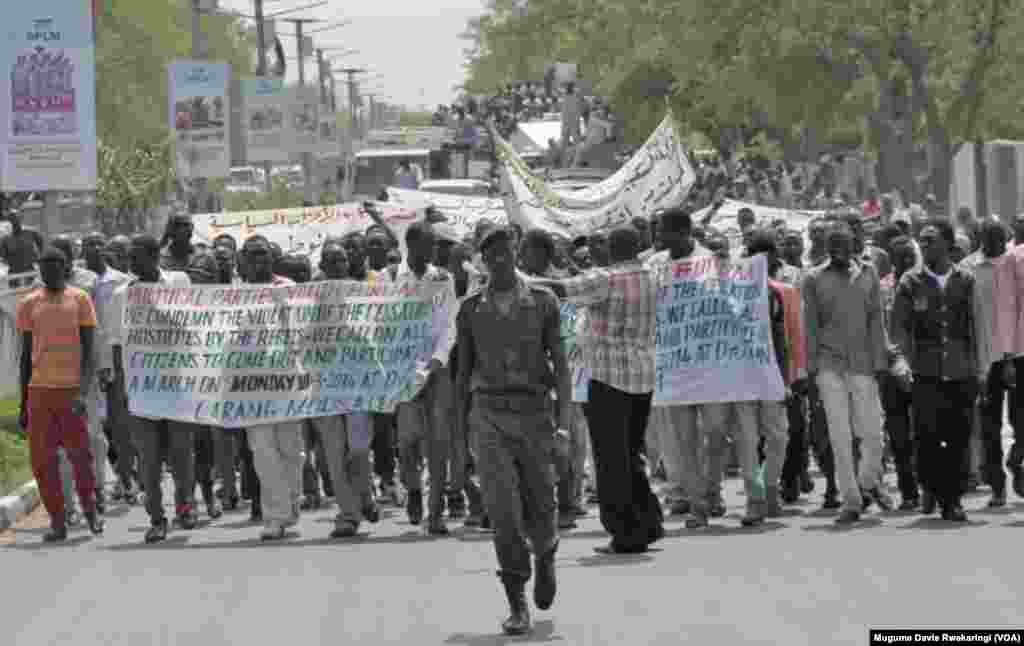 Manifestantes descem as ruas de Juba num protesto pacífico, organizado pelo Governo. Março 10, 2014