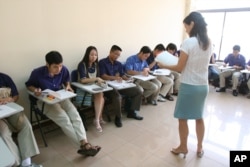 Sinh viên Việt Nam học tiếng Anh.