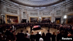 Para pelayat mengelilingi peti jenazah Senator AS John McCain yang disemayamkan dengan upacara kehormatan di Rotunda Gedung Capitol, Washington,D.C., AS, 31 Agustus 2018.