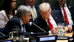 Sekjen PBB Antonio Guterres (kiri) berbicara dengan Presiden AS Donald Trump di markas PBB, New York.