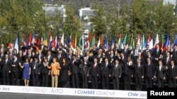 Foto panorámica de los mandatarios asistentes en Santiago de Chile a la I Cumbre CELAC-Unión Europea.