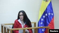 La exsenadora de Colombia, Aída Merlano, habla durante una audiencia en un tribunal en Caracas, Venezuela, el 6 de febrero de 2020.