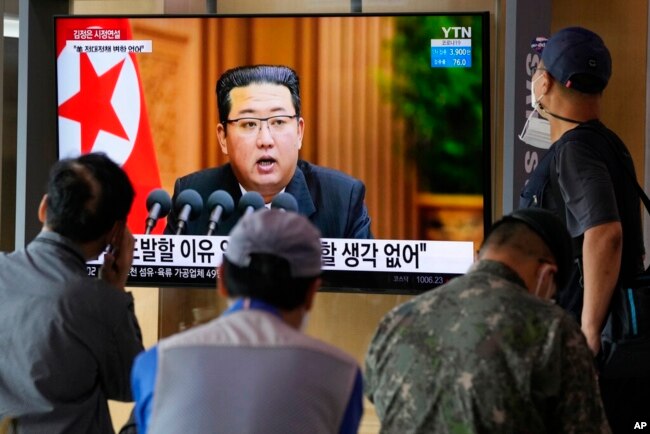 Orang-orang menonton layar TV yang menampilkan pemimpin Korea Utara Kim Jong Un dalam sebuah program berita, di Stasiun Kereta Api Seoul di Seoul, Korea Selatan, 30 September 2021. (Foto: Associated Press)