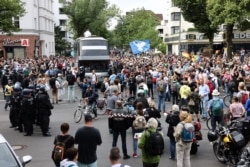 Aksi protes terhadap kebijakan pemerintah dalam menangani pandemi COVID-19 di Berlin, Jerman 1 Agustus 2021. (REUTERS/Christian Mang)