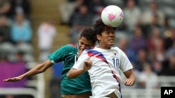 26일 치러진 런던 올림픽 축구 예선 1차 경기에서 한국팀 박주영 선수(오른쪽)와 멕시코팀 하비에르 아퀴노 선수.