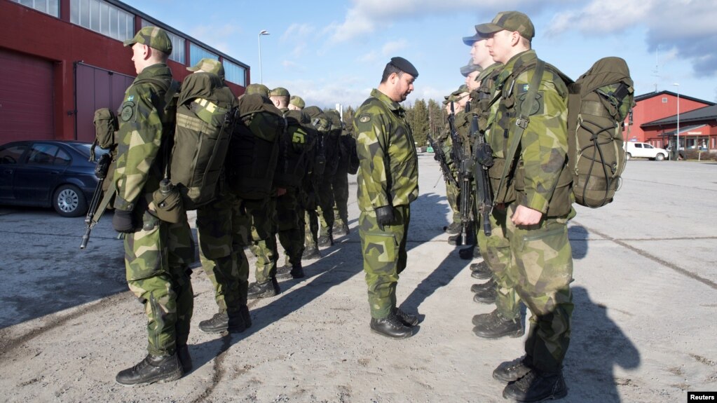 Jóvenes reclutas son vistos durante una inspección en el regimiento en Enkoping, al noroeste de Estocolmo, Suecia, el jueves, 2 de marzo, de 2017.