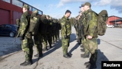 Jóvenes reclutas son vistos durante una inspección en el regimiento en Enkoping, al noroeste de Estocolmo, Suecia, el jueves, 2 de marzo, de 2017.