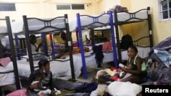 Migrantes haitianos descansan en un albergue en Monterrey, México, el 24 de septiembre de 2021.