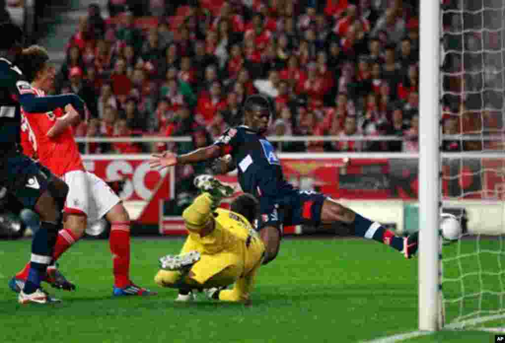 Braga's Elderson Echiejile, from Nigeria, right, scores a goal past Benfica's goalkeeper Artur, from Brazil, during their Portuguese league soccer match Saturday, March 31 2012, at Benfica's Luz stadium in Lisbon. (AP Photo/Armando Franca)