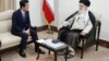 برخی کاربران از دمپایی پوشیدن رهبر جمهوری اسلامی در این ملاقات مهم انتقاد کردند. 