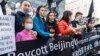 Warga etnis Uigur menyerukan pemboikotan Olimpiade Musim Dingin 2022 di Beijing dalam aksi di distrik Hollywood, Los Angeles, California (10/12). 