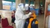 Petugas Kesehatan melaksanakan pengambilan sampel usap dalam kegiatan skrining COVID-19 terhadap para relawan di Mamuju, Sulawesi Barat. Rabu (3/2/2021). (Foto: VOA/Yoanes Litha)