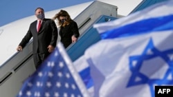 Secretary of State Mike Pompeo and his wife Susan arrive to Tel-Aviv