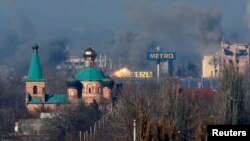Yoğun topçu ateşi açılan Donetskhava alanında dumanlar yükselirken