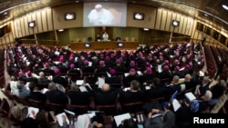 Paus Fransiskus memberikan pengarahan dalam KTT untuk membahas masalah pelecehan seksual di lingkungan gereja Katolik, di Vatikan, Kamis (21/2).