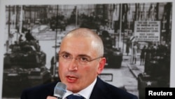 Cựu tỷ phú dầu hỏa Mikhail Khodorkovsky nói chuyện tại cuộc họp báo ở Đức 22/12/13, sau khi được phóng thích