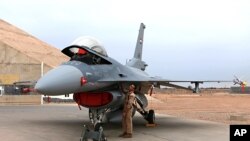 ເຮືອ​ບິນ​ລົບ F-16 ຂອງ​ສະ​ຫະ​ລັດ ຄື​ກັນ​ກັບເຮືອ​ບິນ​ລົບ ຂອງ​ອີ​ຣັກ​ລຳ​ນີ້ ໄດ້​ປະ​ສົບ​ອຸ​ບັດ​ຕິ​ເຫດ​ຕົກ ທີ່​ລັດ​ຄາ​ລີ​ຟໍ​ເນຍ.
