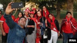 تعدادی از تماشاگران زن برای تماشای فینال لیگ قهرمانان آسیا در تهران به استادیوم رفتند ولی موفق به ورود نشدند.