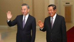 中國外長王毅和柬埔寨首相洪森在金邊舉行會晤（美聯社2020年10月12日）
