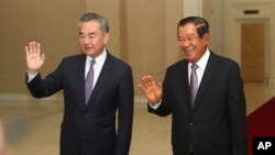 훈센(오른쪽) 캄보디아 총리와 왕이 중국 외교담당 국무위원 겸 외교부장이 지난해 10월 프놈펜에서 회동하고 있다. (자료사진)